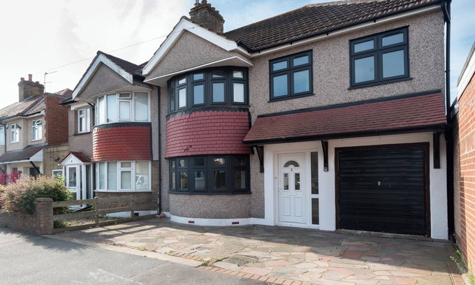 St. Michael's Casa | Spacious & Bright 4-Bed Family House + Parking
