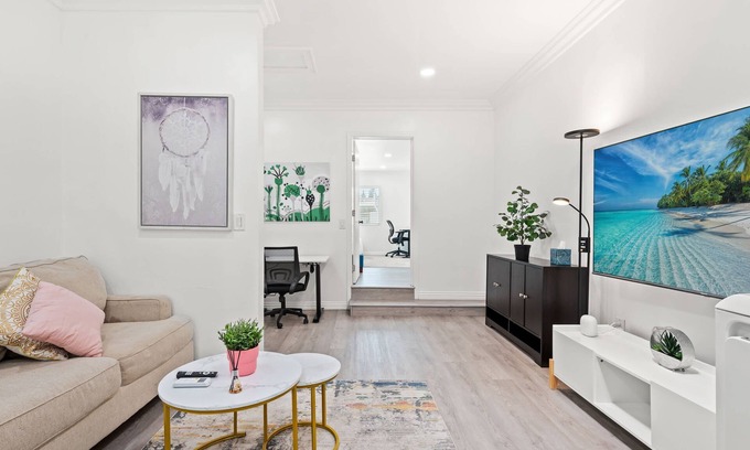 Westmont Casa | Spacious Bright Home Fully Equipped