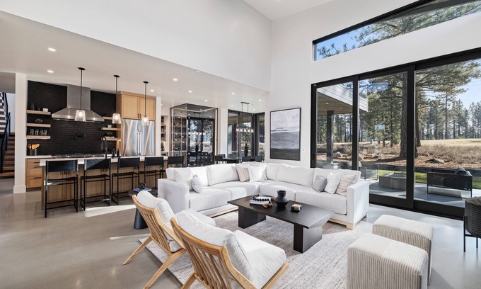 Truckee Villa | Custom Airy Home on Golf Course| Fresh Modern Design| Private Hot Tub & Gym