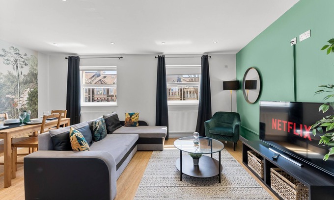 Hanham Apartamento | Spacious Bristol Apartment - Parking & WIFI