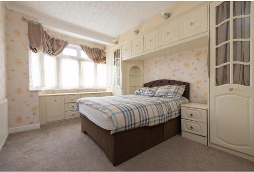 Pettits Apartamento | Spacious Bungalow in Romford with parking
