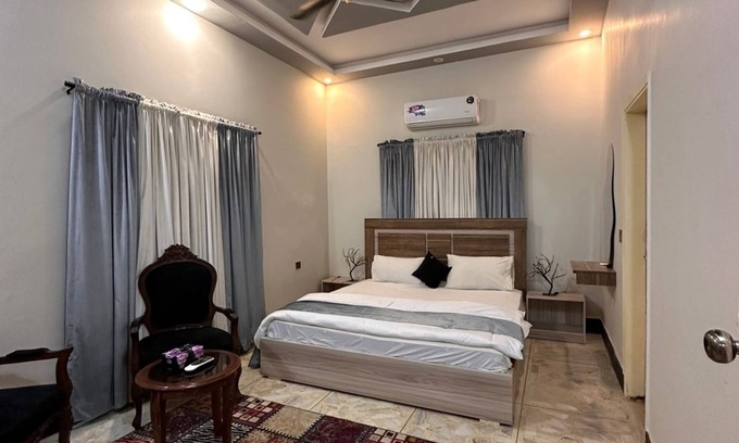 Gulshan-e-Iqbal Casa | Spacious bungalow with 8 bedrooms and WiFi, AC in gulshan e iqbal Karachi