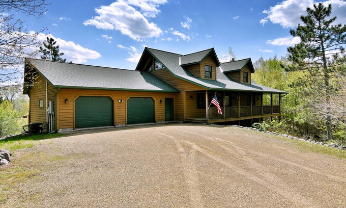 Danbury Cabina | Spacious cabin for any type of get away! Minutes away from dozens of activities!