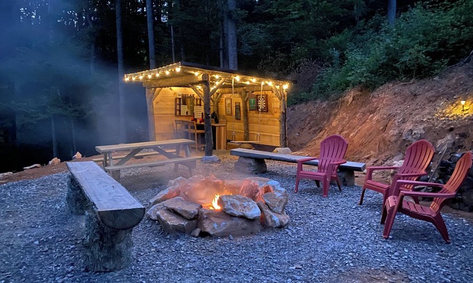Waynesville Cabina | Spacious Cabin Retreat Perfect Blend Family Togetherness & Private Relaxation!