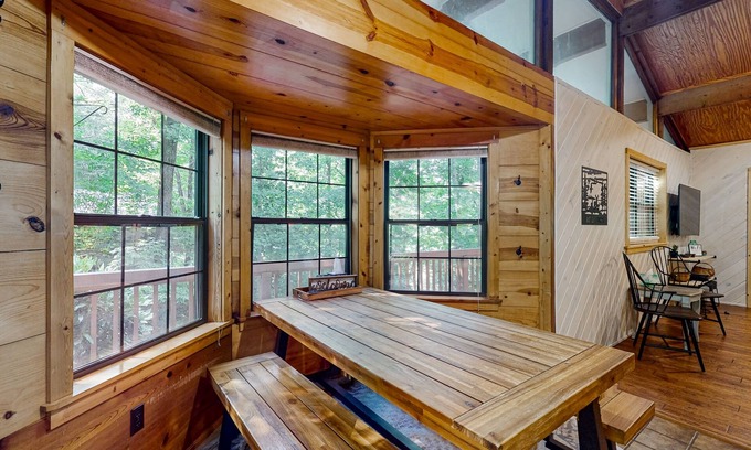 Demorest Cabina | Spacious cabin w/direct access to river & fire place, screened porch