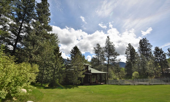 Methow Valley Cabina | Spacious Cabin W/Lrg Fenced Yard in the Heart of Methow Valley