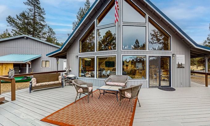 La Pine Casa | Spacious cabin with bunk house, game room, river view, patio, and fire pit