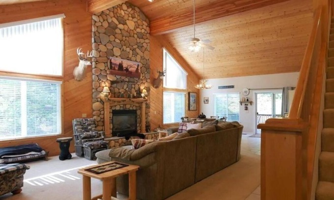 Shaver Lake Casa | Spacious cabin with game room free WIFI & parking