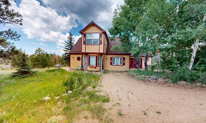 Drake Casa | Spacious cabin with stunning views, wifi, fully stocked kitchen & W/D