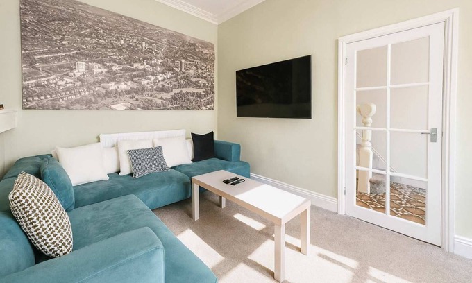Grangetown Casa | Spacious Cardiff Home for 12 + Parking + Hot Tub