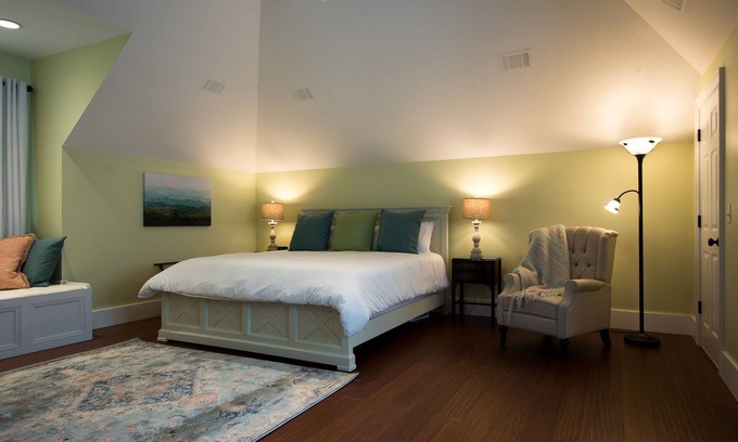 Beaufort Apartamento | Spacious Carriage House with Pool & King Bed