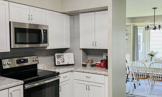 Eau Claire Casa | Spacious & Centrally located 3 bedroom and 2 bath