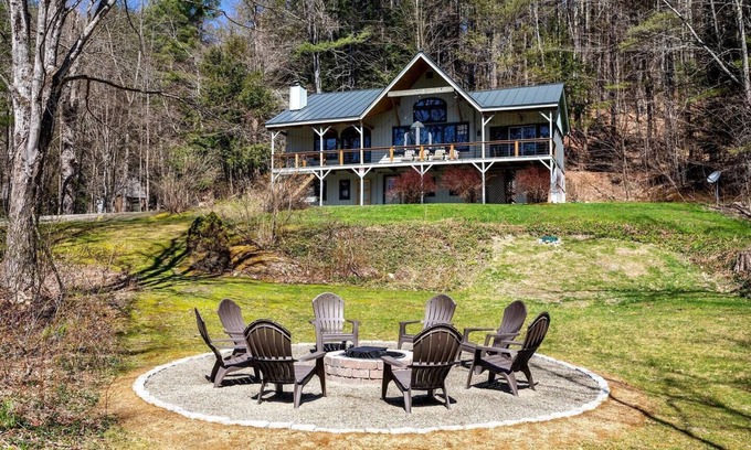 Wardsboro Chalet De Esquí | Spacious Chalet Near Stratton and Mt. Snow w/Indoor Hot Tub, Fireplace, Firepit