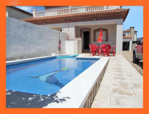 Miami Platja Chalet De Esquí | Spacious Chalet with Private Pool in Miami Platja