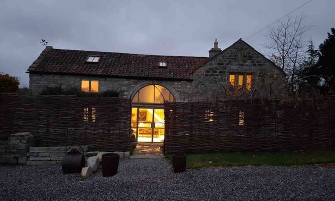 Muchelney Casa | Spacious Character Barn, sleeps 4, <10mins walk to fab dining pub