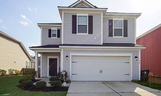 Summerville Casa | Spacious, charming 2-Story Retreat in Beautiful Summerville – Sleeps 8+