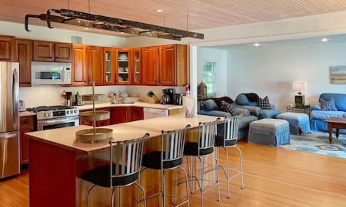 Wellington Casa | Spacious & Charming Century Home - Wellington