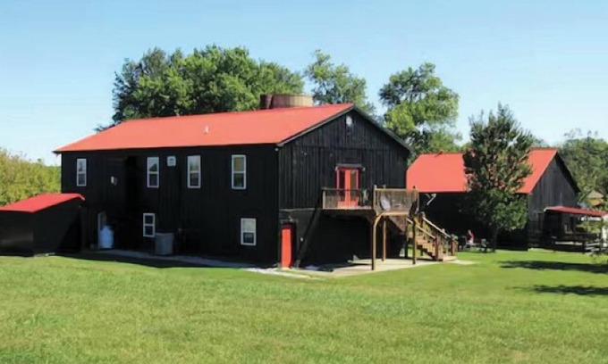 Shelbyville Cabina | Spacious charming exclusive rental in Shelbyville, KY