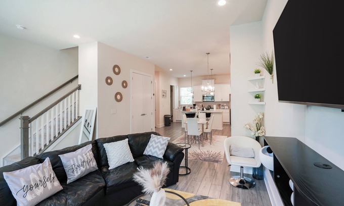 Charlotte Casa | Spacious & Charming Family Gem: 5mins to Uptown ~ Balconies ~ Free Parking~Wifi
