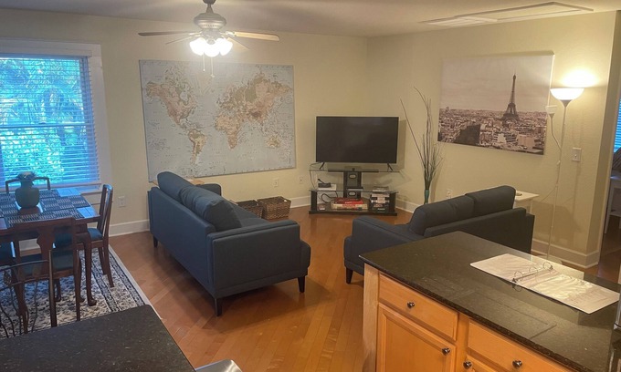 Historic Hyde Park North Cabaña | Spacious Charming Hyde Park Cottage - Walk Everywhere!