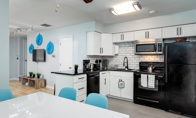 Carrboro Casa | Spacious & Charming ★ UNC Home ★ Monthly Townhome ★ Pet Friendly