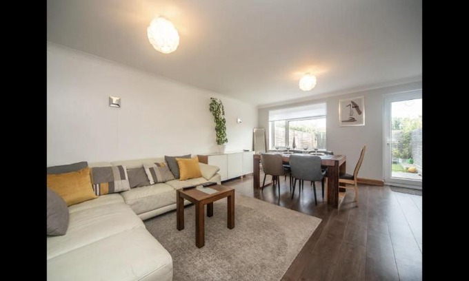 Chessington North and Hook Casa | Spacious Chessington home with parking & garden