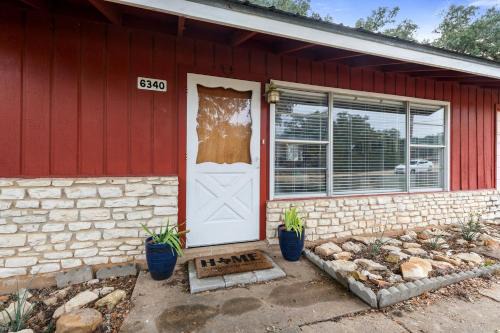 Oatmeal Casa | Spacious Chic Cabin with Private Yard in Marble Falls, Texas