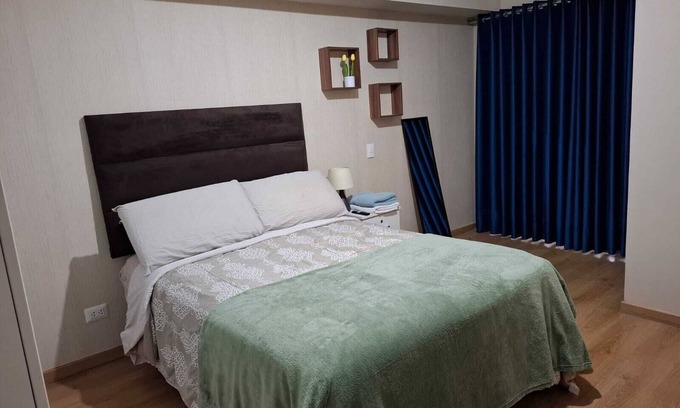 Santa Beatriz Apartamento | Spacious, close to parque de las aguas and national stadium, with garage.