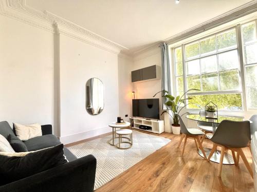 Camden Town with Primrose Hill Apartamento | Spacious Comfort in Heart of Camden