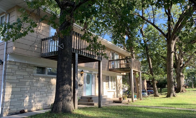 Cedar Rapids Apartamento | Spacious comfortable apartment. Close to downtown, Newbo, easy access to I 380
