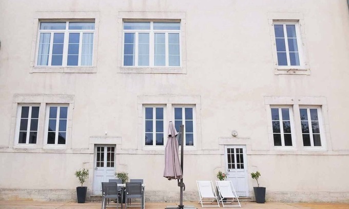 Nolay Apartamento | Spacious, comfortable gîte with spa and pool access near Beaune
