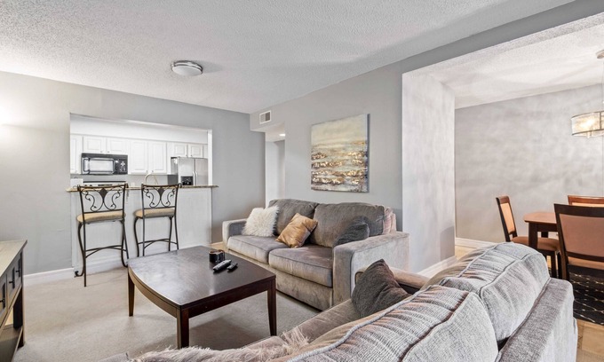 Hilton Head Island Condominio | Spacious Condo Central location - Beach, Tennis, Pool walk to Coligny !
