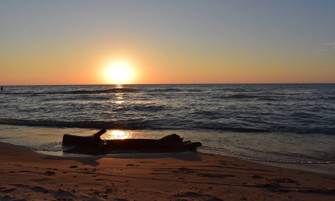 Lake Michigan Beach Condominio | Spacious Condo, Outdoor Heated Pool, Walk to Private Beach