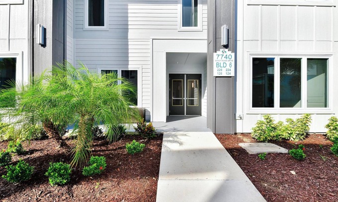 Reunion Hotel | Modern Luxury Condo with Resort Amenities near Disney - B6 #126