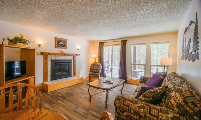 Island Park Condominio | Spacious condo near the National Parks