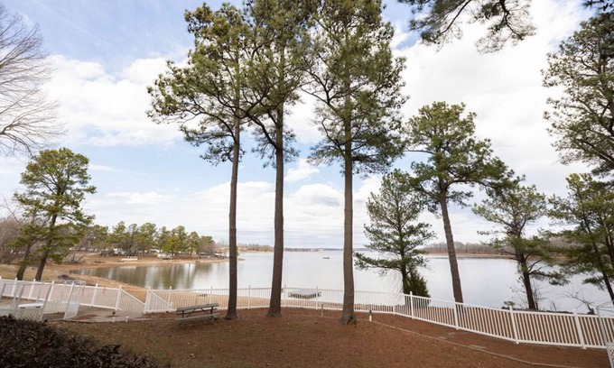 Benton Condominio | Spacious Condo on Kentucky Lake - Waterfront at Big Bear