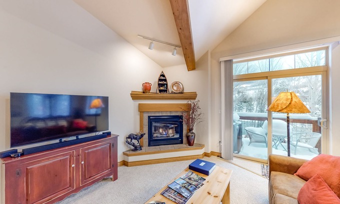 Willow Grove Condominio | Spacious Condo on Blue River w/Shared Hot Tub, Water-View Balcony - Near Skiing
