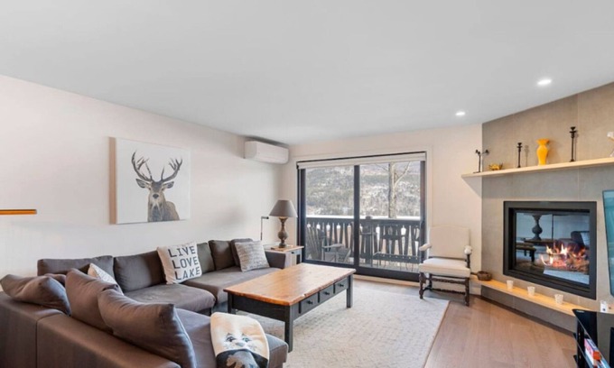 Mont-Tremblant Condominio | Spacious Condo with Lake and Mountain View