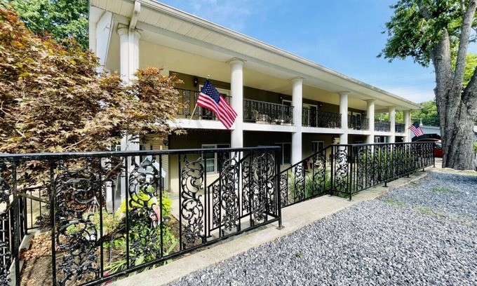 Gilbertsville Condominio | Spacious Condo w/Deck, Walk to Marina!
