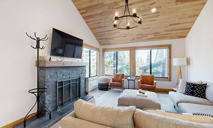 Truckee Condominio | Amplio condominio w / bañera de hidromasaje compartida, sauna, piscina y mucho más!