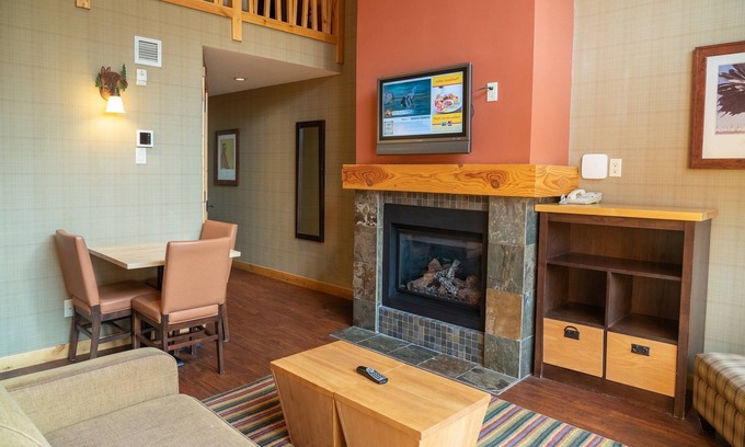 Banff Condominio | Amplio condominio con balcón | Grotto Style Hot Pools and Sauna!