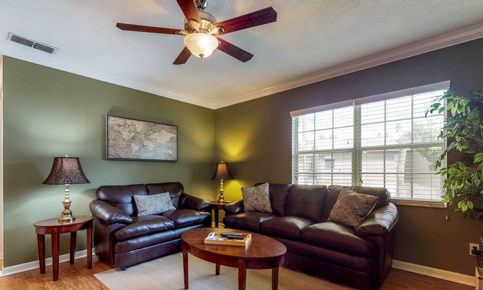 Bayshore Gardens Condominio | ¡NUEVO LISTADO! Amplio condominio con balcón, cocina y WiFi gratis, cerca de tiendas / restaurantes
