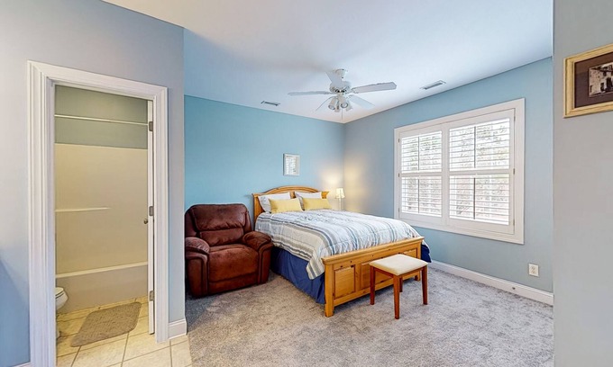 St. James Condominio | Spacious condo with marina, pool access, streaming & AC