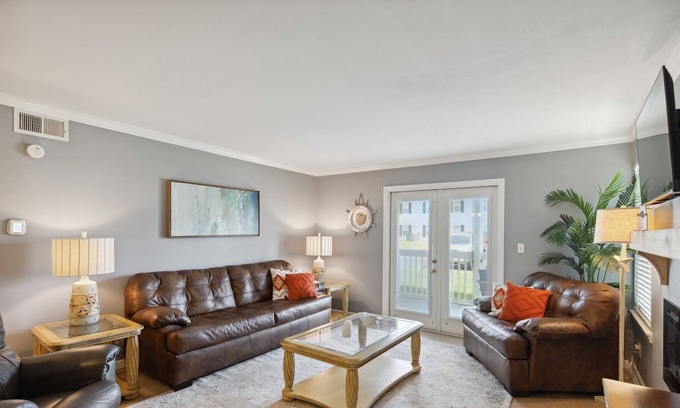Gulf Shores Condominio | Spacious Condo With Pool - 4 Miles To Beach, 3br 3 Bedroom Condo by Redawning