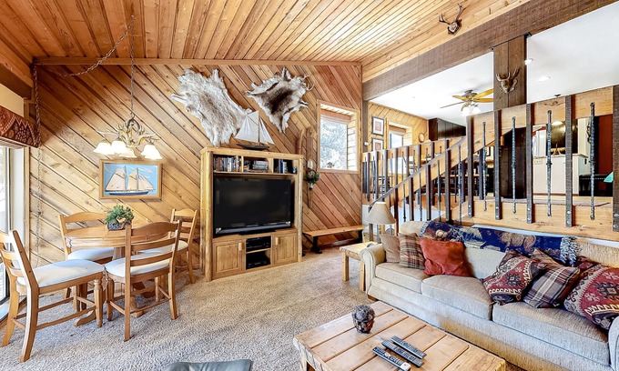 Lakeshore Condominio | Amplio condominio con piscina compartida y jacuzzi - cerca de Huntington Lake y China Peak