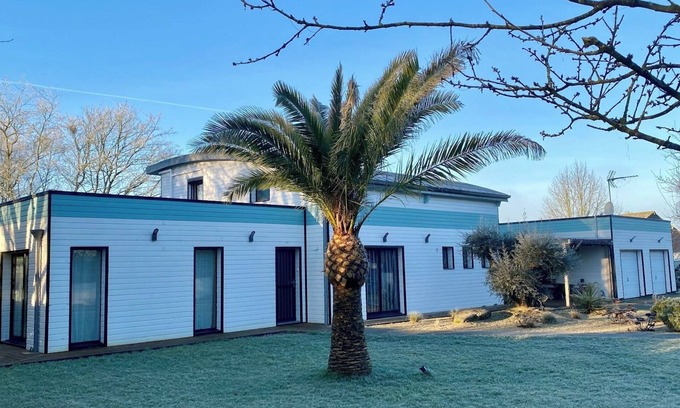 Neant-sur-Yvel Casa | Spacious contemporary wooden house with swimming pool near the Brocéliande forest