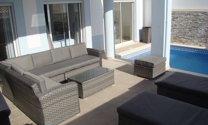 Salema Villa | Villa espaciosa, contemporáneo con techo solar, piscina y balcón