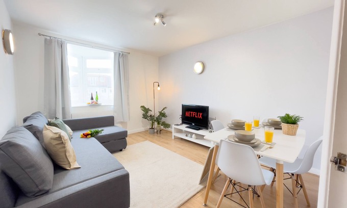 Cheshunt Apartamento | Spacious Contractor Flat for Large groups - FREE parking by Tailored Apartments