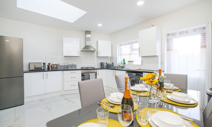 Becontree Casa | Spacious contractor family groups free parking