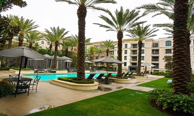 Downtown Apartamento | The Americana at Brand- Amplio 2 BR / 2BA con patio que conduce a la piscina.